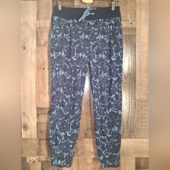 Athleta Pants - Athleta Trekkie North Jogger Ethereal Bloom Cottage Blue Floral Size 8